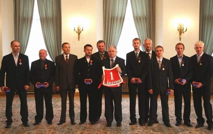 Przeminęło z wiatrem vol. 14 - Damian Baliński 4 2007 07 30 Prezydent RP wraz ze zdobywcami tytulu Druzynowych Mistrzow Swiata w Pucharze Swiata na zuzlu