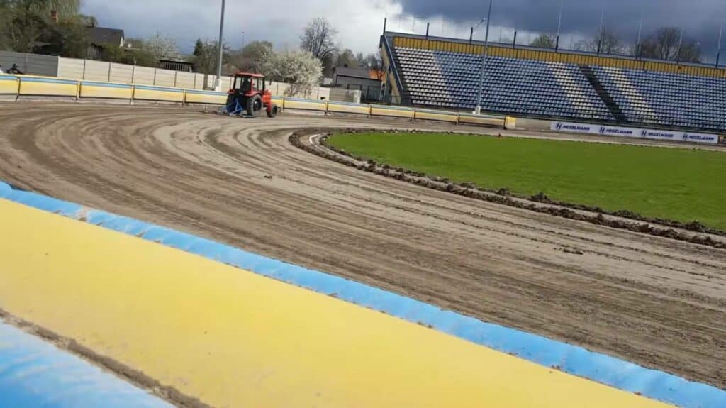 Inauguracja 2 ligi żużlowej w Daugavpils. Lokomotywy nieznacznie lepsze od diabłów z Landshut. 2 Walka z czasem