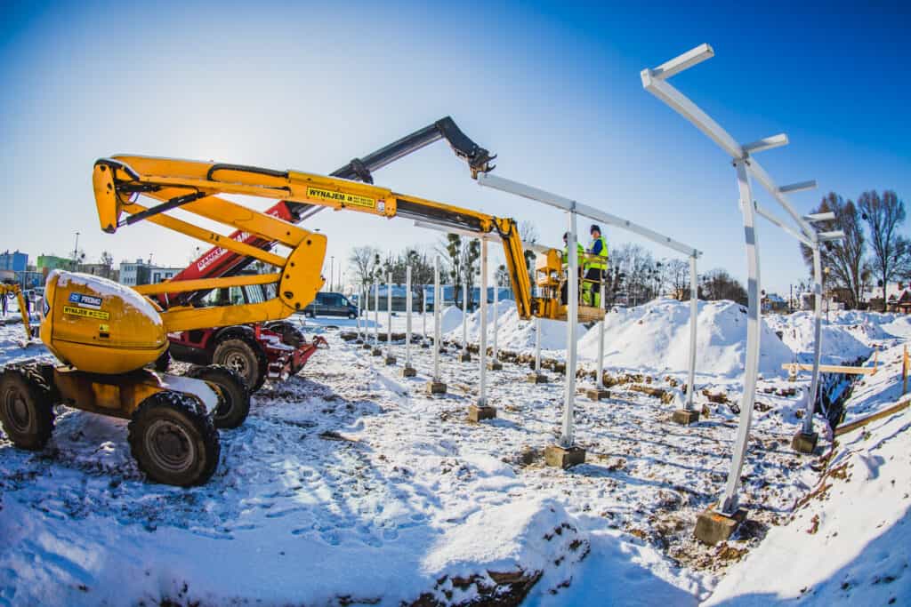 W Ostrowie praca wre. Postawiono już konstrukcje pod park maszyn 1 2022 01 22 budowa parku maszyn konstrukcja wiat 10 1024x683 1