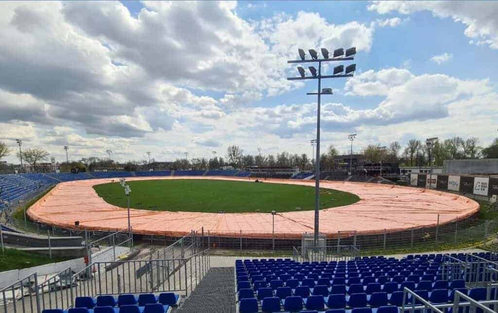 Deszcz Lublinianom niestraszny. Dotarła plandeka na tor żużlowy 1 279560854 380911737380185 1784455420419377193 n