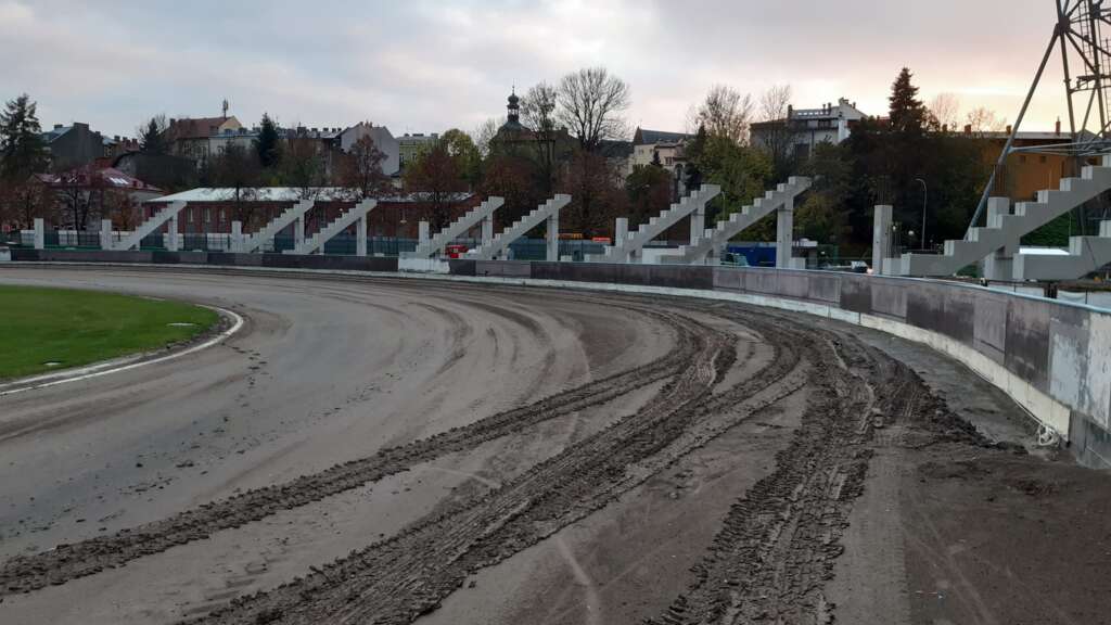 Trwają intensywne prace na krośnieńskim stadionie 2 trybuna 1