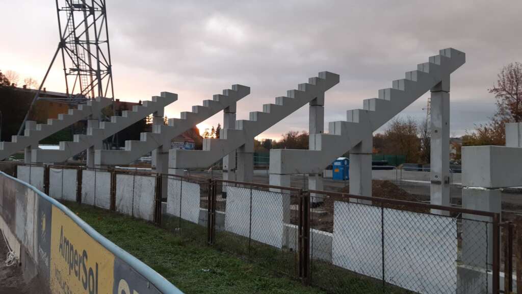 Trwają intensywne prace na krośnieńskim stadionie 1 trybuna4