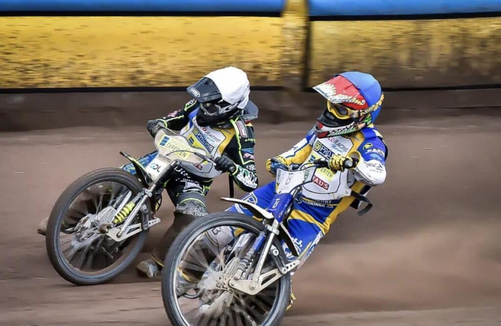 Liga szwedzka żużel. Wysokie wygrane gospodarzy! Indianerna Kumla lucky loserem! 2 Liga szwedzka Żużel. Kosmiczny mecz zawodników Motoru Lublin w Szwecji!