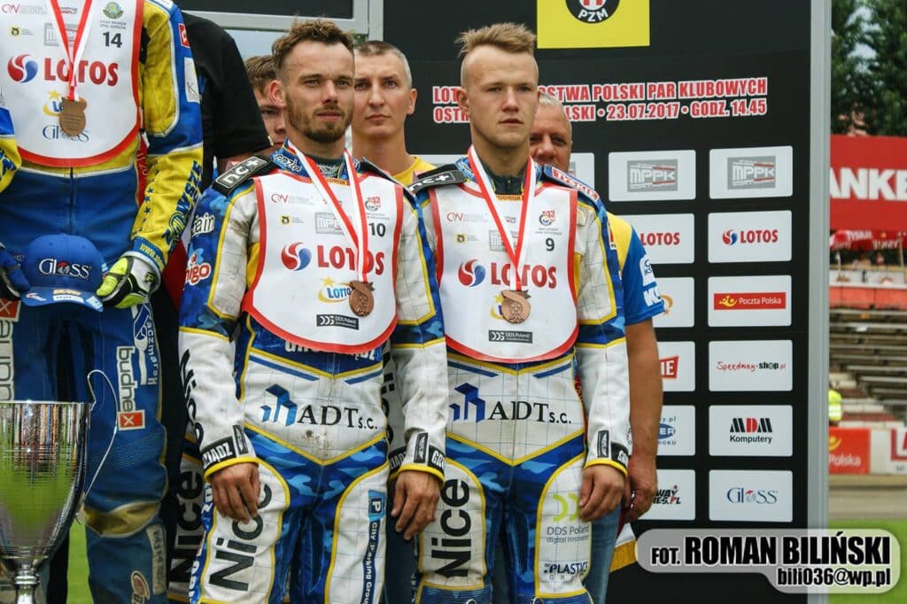 Żużel. Spróbował triathlonu, ale ze względu na przeciążenia musiał odpuścić. Skupia się w pełni na żużlu 1 buczek