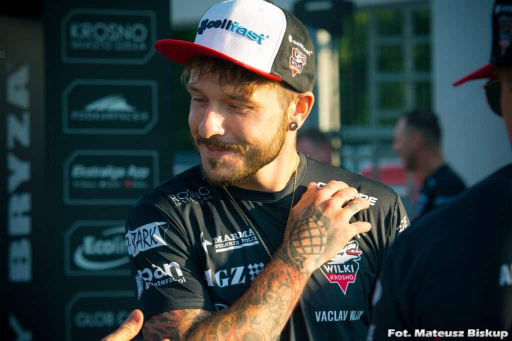 Żużel. Vaclav Milik w mocnych słowach komentuje swój wygląd na motocyklu podczas jazdy "Zmieniłem styl i tak brzydko to wygląda" 1 357135052 735689828566544 7113540880666075253 n