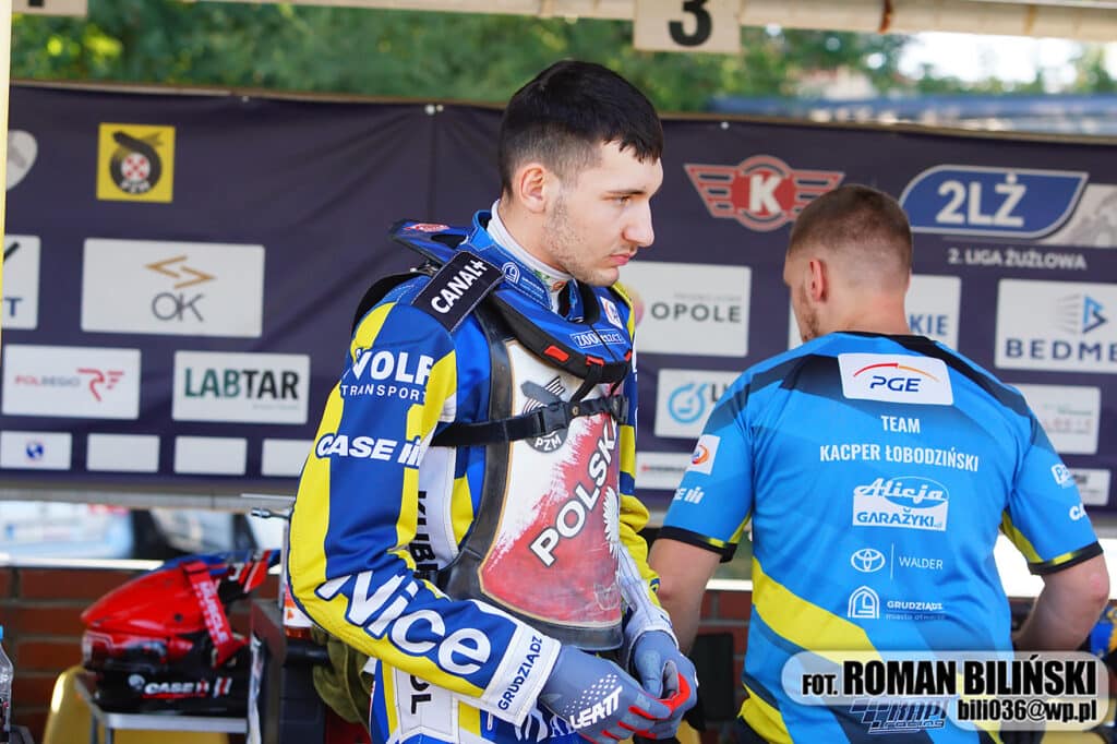 Ryszard Dołomisiewicz doradza młodzieżowcowi GKM Grudziądz na sparingu z Apatorem Toruń. Czy nowa współpraca przyniesie jeszcze większy sukces? 2 żużel