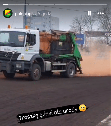 Żużel. Prace na torze w Pile. Jest dosypywana nawierzchnia 1 obraz 2024 03 13 161701222