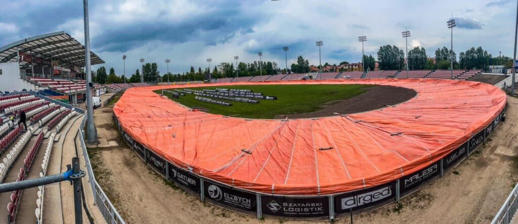 Plandeka na torze, aby był żużel. Ośrodki szykują się na niedzielę 1 ostrow plandeka