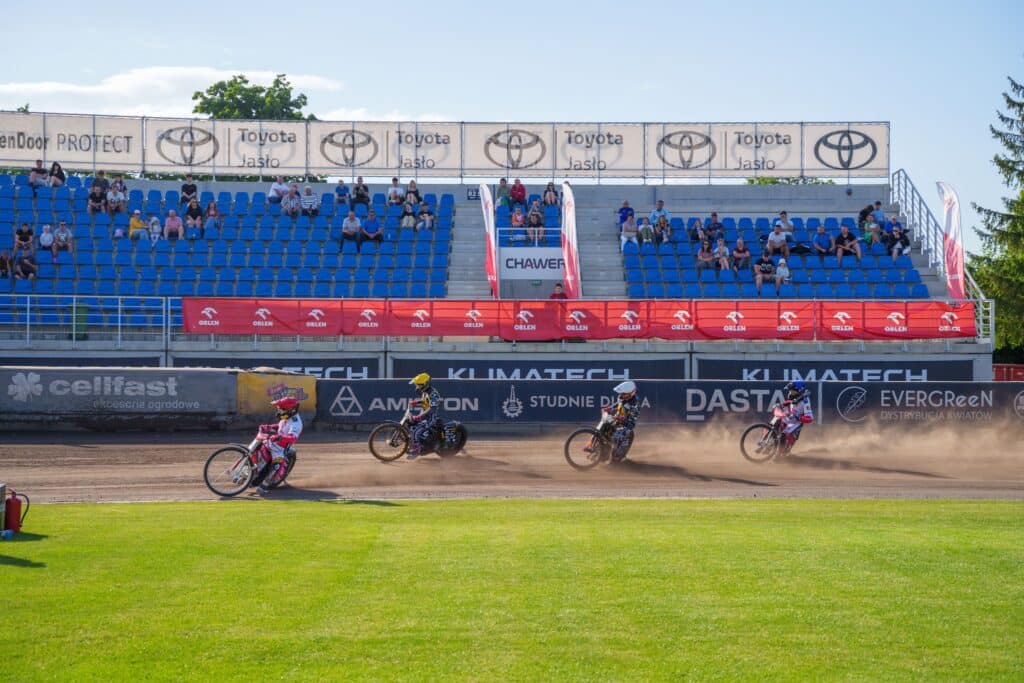 Trwa renowacja stadionu Wilków Krosno. Widać postępy w pracach 3 Wilków Krosno