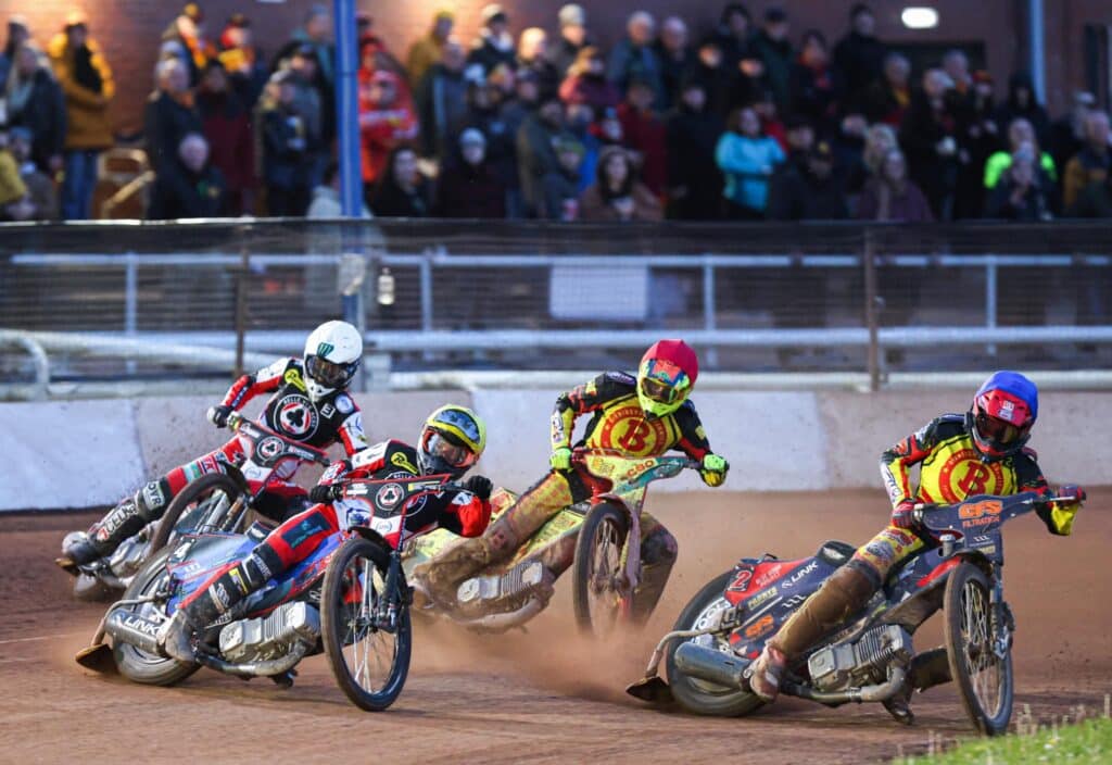 Premiership. Fatalny wypadek na koniec zmagań w Sheffield. Świetny występ Holdera 2 liga angielska na żużlu
