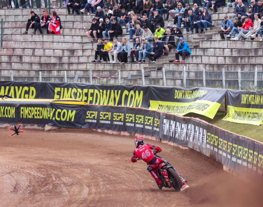 Miał nie jechać w Grand Prix na żużlu, a wszedł jako rezerwowy i prezentuje się świetnie 2 GQH5ZXbWUAAeRB0