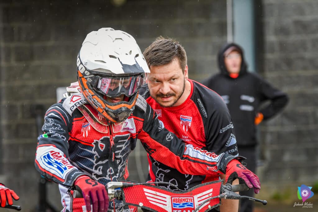 Sport żużlowy. Niecodzienna sytuacja w Rybniku! Żużlowiec Polonii dobiegł do mety, ale został wykluczony 2 447543521 1138283550545058 8423954732521970119 n