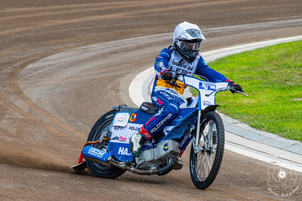 Groźny upadek Bena Cooka! Lider Fogo Unii Leszno opuścił tor w karetce 2 Ben Cook