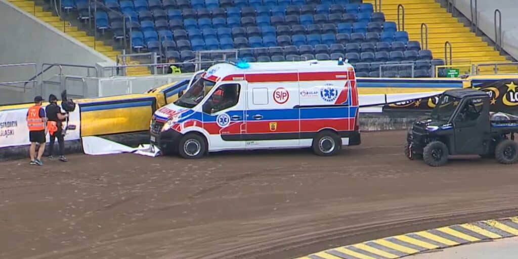 Maciej Janowski z fatalnym wypadkiem! Trafił na noszach do karetki 1 603caf90 f32e 41b3 8910 f58be7b42069