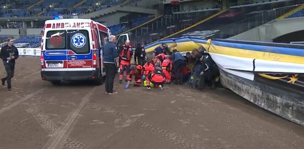 Maciej Janowski z fatalnym wypadkiem! Trafił na noszach do karetki 2 67e123f0 11da 476e 97cf e875aa1288fb