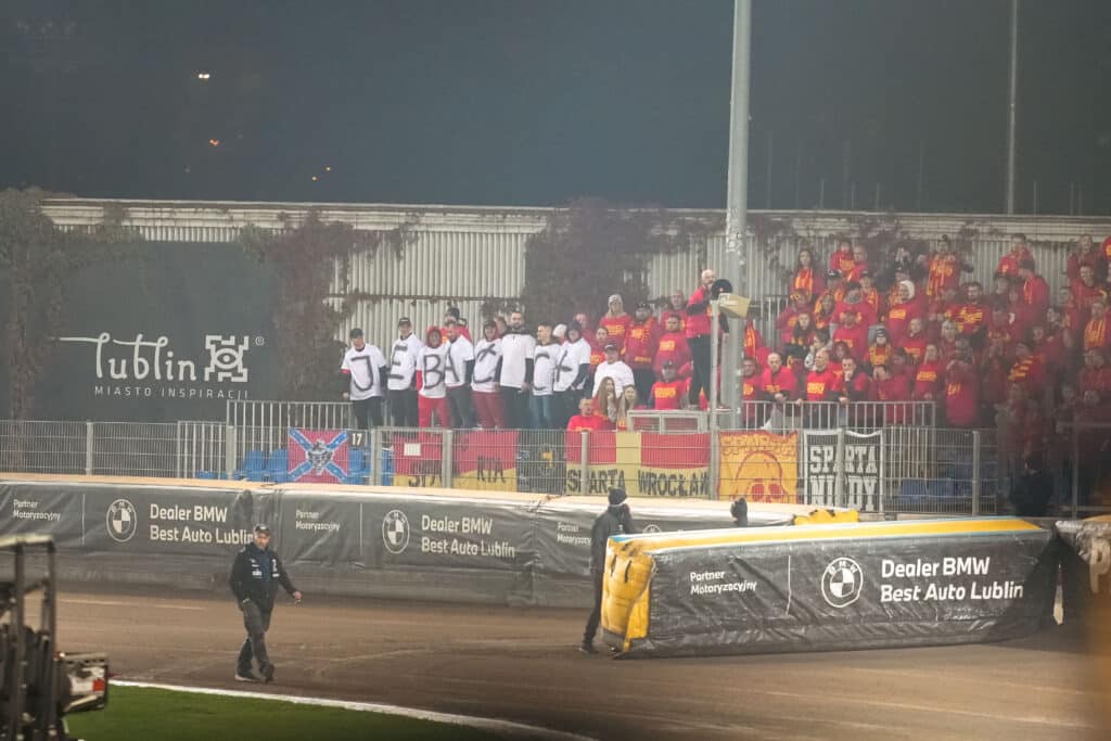 Żużel. Kibice na znak protestu wyszli z meczu. Telewizja była w ogniu krytyki 2 241007KAK073