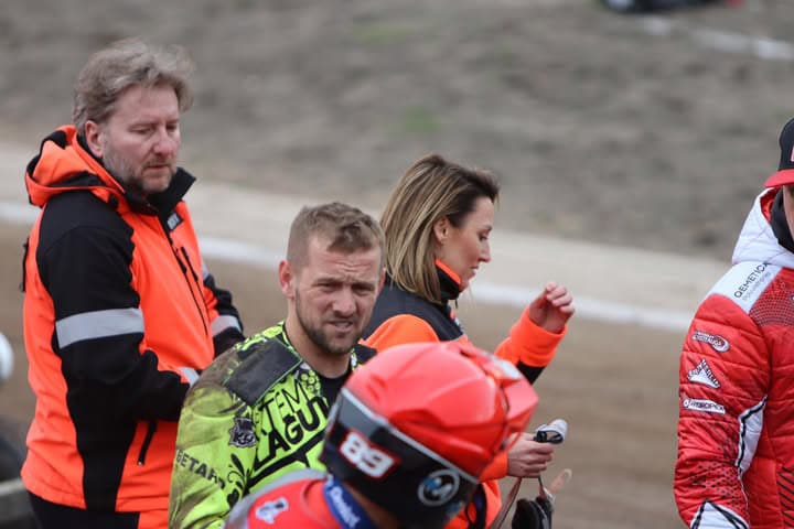 Kibice Betard Sparty Wrocław zamarli po tym upadku. Kompletnie zniszczony kask! 3 3D8063DE 51C2 4FE5 8CCE B00228D0345C