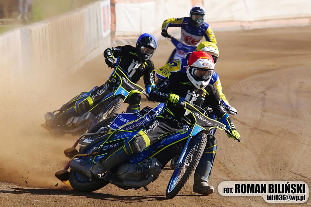 Wielki czyn Speedway Kraków! Udzielili pomocy poszkodowanym 3 Speedway Kraków wygrał z Lokomotivem, ale po odjęciu punktów wynik zmieniono na 46:42. Szymura popełnił kosztowny błąd.