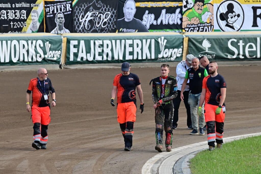 Krok od tragedii w 2. biegu meczu Falubazu z ROW-em. Kibice przeżyli chwile grozy 2 86936b13 8179 4bd5 aebc e9b652885e9f