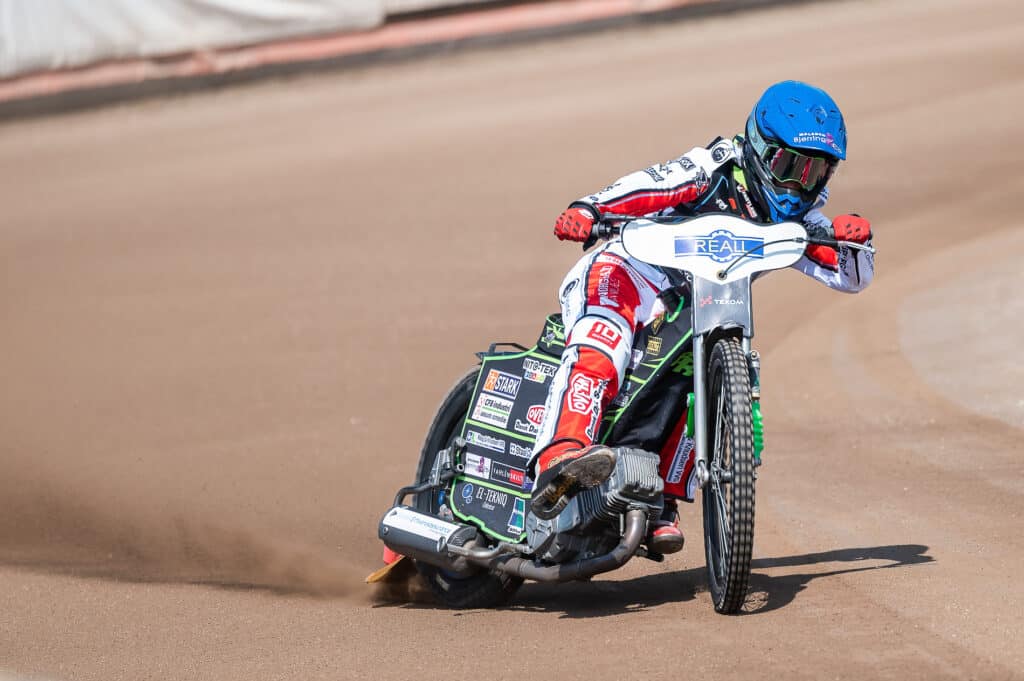 Zmiana w obsadzie Speedway Grand Prix 2 w Vojens! Kolejny Duńczyk na liście 2 Miejscowi fani będą mieli okazje do oklaskiwania większej ilości zawodników. W obsadzie Speedway Grand Prix 2 doszło do zmiany, na której skorzystają kibice w Danii