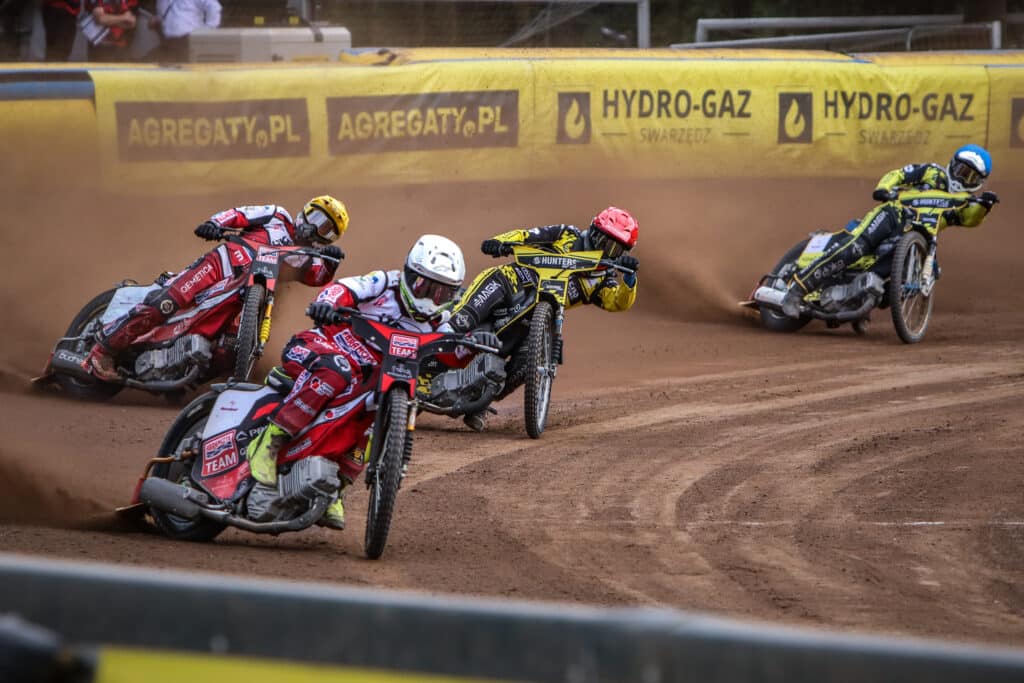 Abramczyk Polonia Bydgoszcz walczy o awans do PGE Ekstraligi. Dość sensacyjnie, bardzo solidnym punktem okazał się żużlowiec z Wielkiej Brytanii, Tom Brennan.