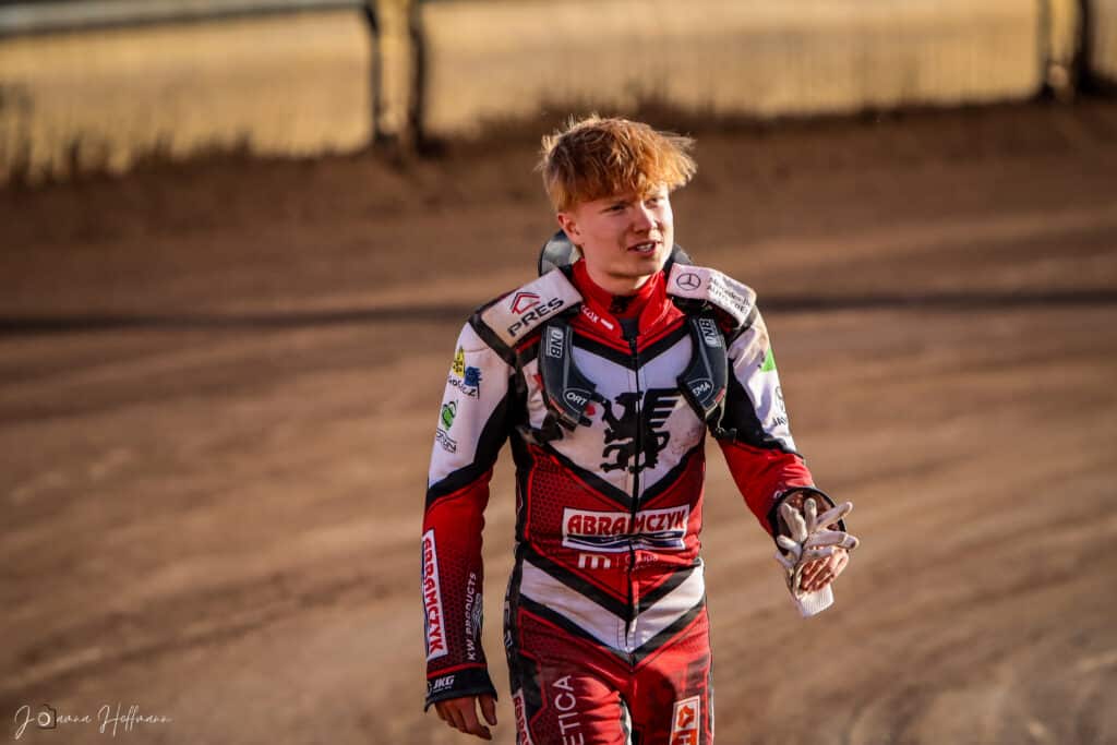 Żużel. Maks Pawełczak od pitbike’a do żużlowej elity. „Rudzi nie odpuszczają!” 3 Antoni Kawczyński wygrywa przedostatnią rundę ZKJ w Gdańsku. Młodzieżowiec Pres Toruń wywalczył komplet punktów